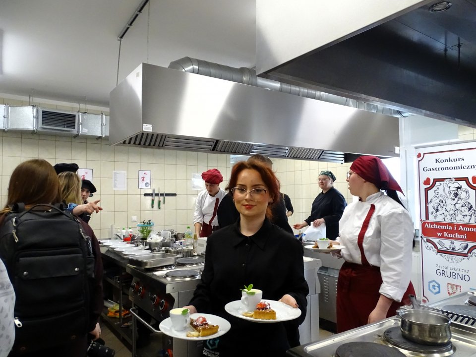 Miłość i kulinarna pasja w Chełmnie. Młodzi kucharze rywalizowali pod okiem mistrza Kurta Schellera