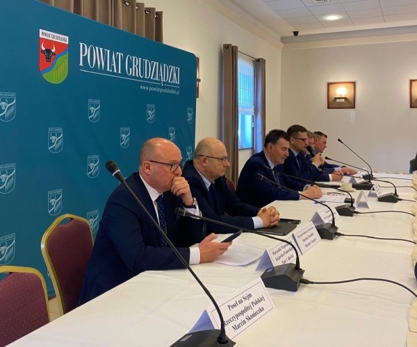 Samorządowcy powiatowi debatowali w Maruszy. Na stole bezpieczeństwo, drogi i finanse szpitali