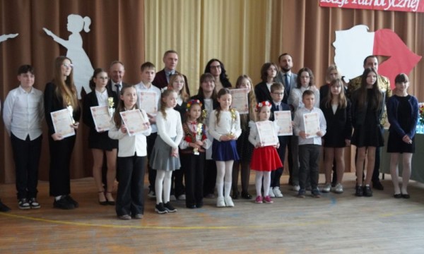 Młodzi recytatorzy z patriotycznym przesłaniem. Konkurs w Płonnem