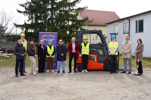 Nowoczesny sprzęt dla przyszłych logistyków. Nowy wózek widłowy trafił do szkoły w Kowalewie Pomorskim