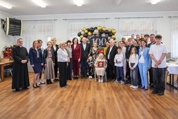 100 lat życia, pracy i rodzinnych wartości. Wyjątkowa wizyta marszałka w Brąchnówku