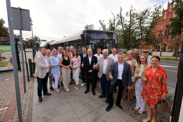 Delegacja z Łysomic przyjechała do Torunia nową linią MZK nr 142